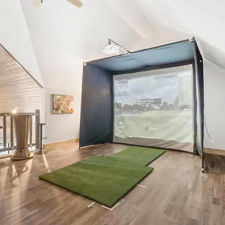 Golf Simulator- Private Hot Tub- Lake Views- Free Daily Tickets- Close To Attractions